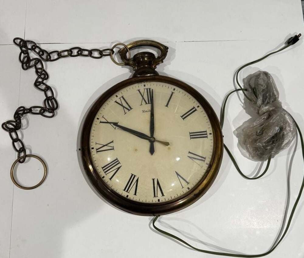 United Clock Corp. Model 40 Large 13" X 18" Pocket Watch Wall Clock Canada